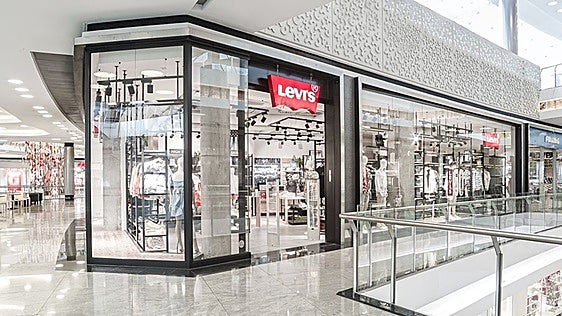 Levi's rebaja cinco prendas básicas hasta un 41%: renueva tu armario entero de dentro afuera