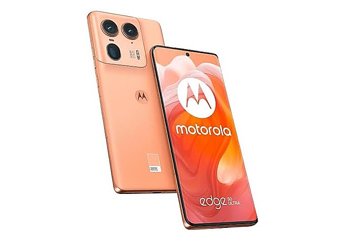 Motorola Edge 50 Ultra en color melocotón con pantalla curva