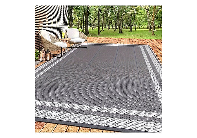 Alfombra de exterior tejida en un balcón