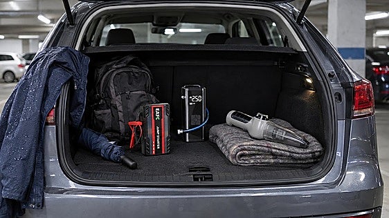 Cinco gadgets que no deben faltar en tu coche en otoño: batería, ruedas, pantalla y limpieza