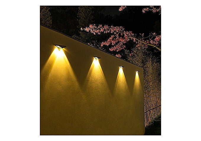 Cuatro apliques solares de pared con luz cálida