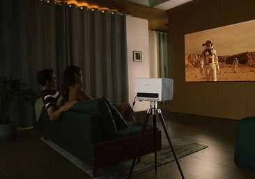 Se cuadra solo en la pared y baja de 70 euros: el proyector Magcubic que pone un cine en tu salón