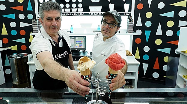 David Martín junto a Iñaki Grado en la heladería Oiartzun