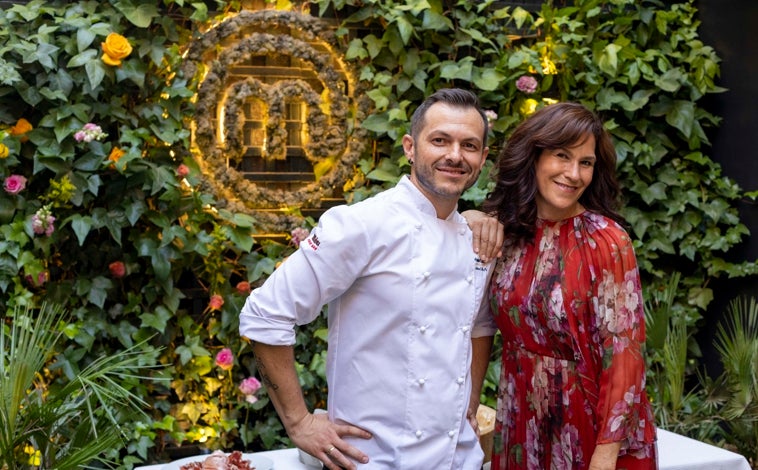 Imagen principal - Arriba, el chef Antonio Villodre con Lara Gilmore, mujer del cocinero italiano Massimo Bottura, en la terraza del restaurante MasterChef, en Madrid. Debajo, dos rincones de este local.