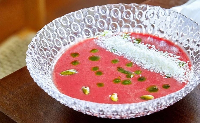 Así se hace el gazpacho de cerezas de Dani García