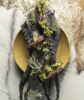 Imagen secundaria 2 - Arriba, Virgilio Martínez con un haba de cacao, uno de sus proyectos en el restaurante Central. Abajo, algunas de las creaciones que elaboran en el restaurante