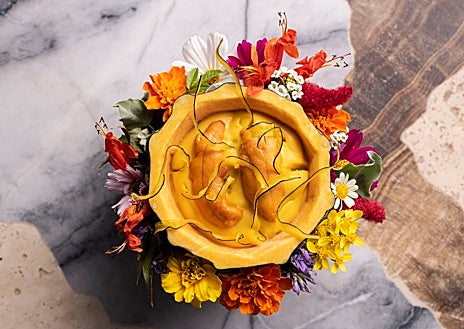 Imagen secundaria 1 - Arriba, Virgilio Martínez con un haba de cacao, uno de sus proyectos en el restaurante Central. Abajo, algunas de las creaciones que elaboran en el restaurante