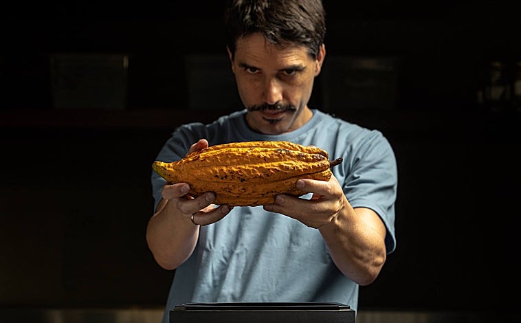 Imagen principal - Arriba, Virgilio Martínez con un haba de cacao, uno de sus proyectos en el restaurante Central. Abajo, algunas de las creaciones que elaboran en el restaurante