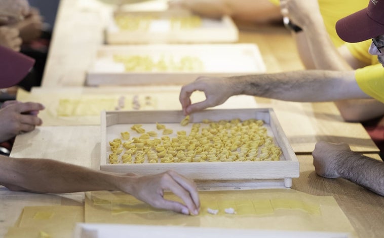 Imagen - Los tortellini que utiliza Massimo Bottura en sus restaurantes son elaborados por 25 jóvenes con necesidades espaciales