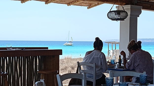 Una de las dos barras de sushi de BICHI está en el chiringuito Ínsula Beach de la playa de Es Arenals