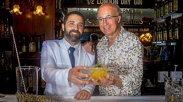 El 'barman' Alex Portilla junto a Javier de las Muelas, propietario de Dry Martini