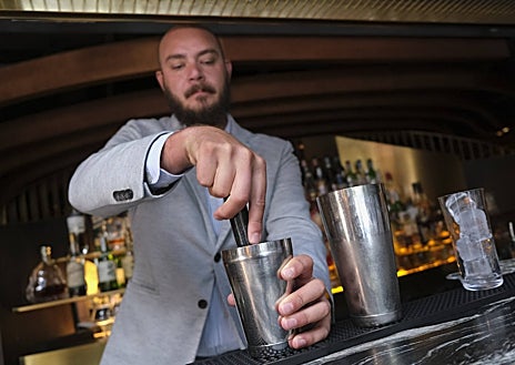 Imagen secundaria 1 - Manuel Valenciano, 'barman' de Leña, de Dani García