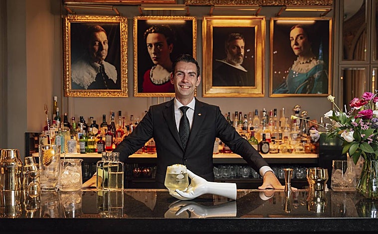 Imagen principal - Jesús Abia, coctelero de Pictura en el hotel Ritz de Madrid
