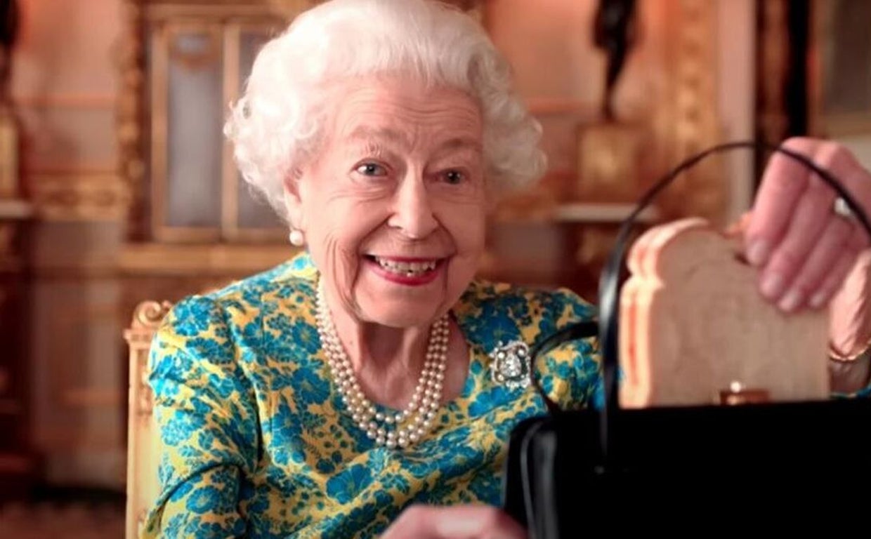 La Reina Isabel II en un vídeo humorístico en el que revelaba el eterno secreto sobre qué llevaba en su bolso