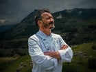 El chef Diego Herrero, de Vidocq, ante las montañas del Pirineo oscense en Formigal