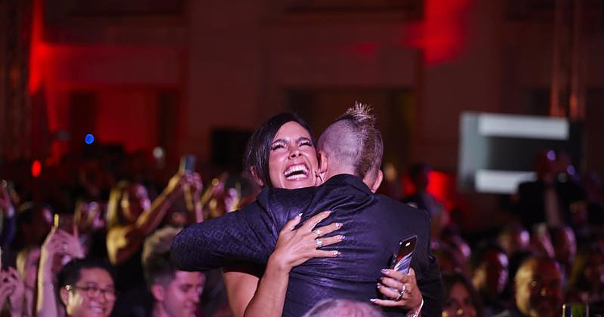 Dabiz Muñoz abraza a Cristina Pedroche tras recibir el premio a 'Mejor Cocinero del Mundo' en The Best Chefs Awards