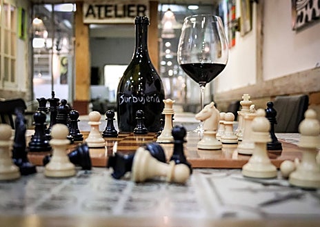 Imagen secundaria 1 - La Burbujería ofrece cocina creativa en el centro de Madrid, en una estrecha sala que también se usa para actividades sociales y culturales. El restaurante es, además, vinacoteca. Destaca por sus carnes y verduras como las alitas de brócoli y coliflor.