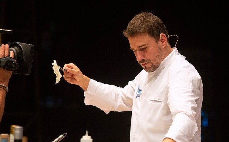 Imagen principal - Javier Estevez, sobre el escenario de San Sebastián Gastronomika, explicando su trabajo cn los tendones de ternera. Abajo a la derecha, su particular 'tortillita' hecha con el colágeno del tendón al estilo de las de 'camarones' 