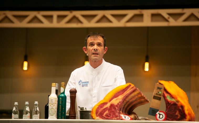 Imagen principal - Jon Ayala, parrillero de Laia Erretegia, en el escenario de San Sebastián Gastronomika, durante su ponencia sobre los músculos de una 'txuleta'