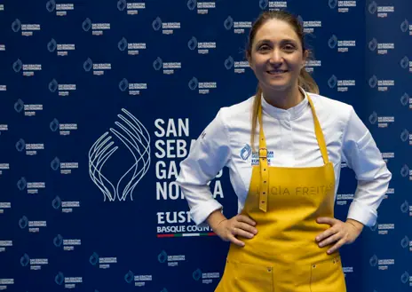 Imagen secundaria 1 - Sobre estas líneas, Lucía Freitas y el homenaje a las 'Amas da Terra'en el escenario de San Sebastián Gastronomika. Abajo uno de sus platos: menestra fría.