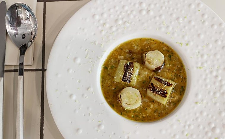 Imagen principal - Arriba: tendones, puerro y hierbabuena. Abajo: maíz, birria y lechal. Barra de La Llorería