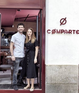 Imagen secundaria 2 - Arriba, el steak tart del chef Mario Sánchez. Abajo, otro de sus platos, en los que reina el producto y se luce el alma francesa en las salsas y técnicas. Al lado, el cocinero gaditano con su mujer, la jefa de sala y experta en vinos francesa Charlotte Finkel.