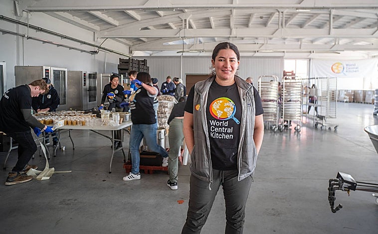 Imagen principal - Arriba, Hoyos en una misión en Polonia. Abajo, a la izquierda, con José Andrés durante la misma operación. A la derecha, preparando el envío de comidas durante la pandemia en España.