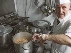 Miguel González, cocinero y camarero de El Bierzo, el restaurante que abrió hace medio siglo en Chueca