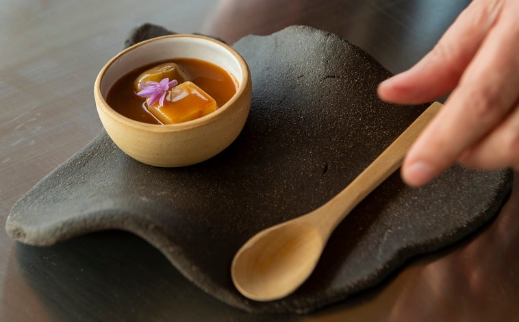 Imagen principal - Sobre estas líneas, arriba, el plato creado por Fina Puigdevall para Lanzarote 'Patatas guisadas y arrugadas' que une la cocina volcánica de la isla con La Garrocha, en Gerona, donde tiene su restaurante. Abajo, a la izquierda, el trabajo del islandés Gisli Matthías con el bacalao, que aprovecha de forma íntegra. A la derecha,  lomos de vieja, uno de los pescados más consumidos de Lanzarote