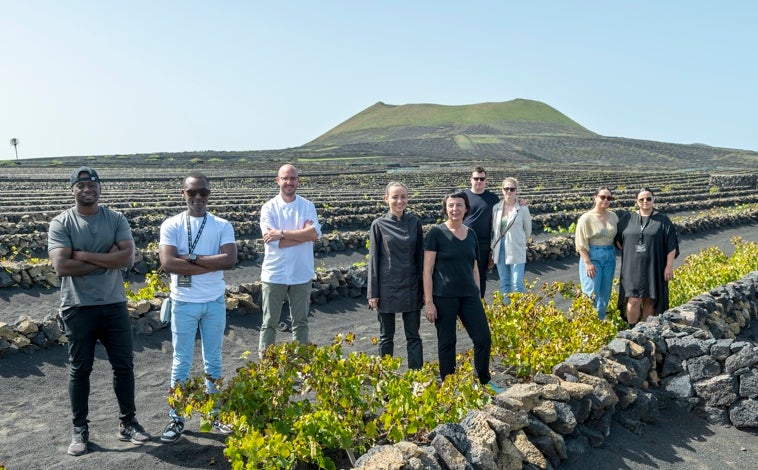 Imagen principal - Sobre estas líneas, arriba, cocineros de cuatro de los cinco continentes que han participado en la segunda edición Worldcanic, en los viñedos volcánicos de la bodega de Los Bermejos, en Lanzarote. Abajo, a la izquierda, el geólogo colombiano Sebastián Vásquez. A la derecha, el doctor congoleño Charles Balagizi.