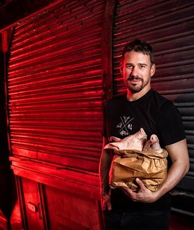 Imagen secundaria 2 - El neón de El Lince es el que tenía la casa de comidas que le da nombre, fundada en los años 60 en el mismo sitio. Las croquetas de cecina son uno de sus platos más pedidos, para acompañar las cañas o el vino. Al lado, Javi Estévez.