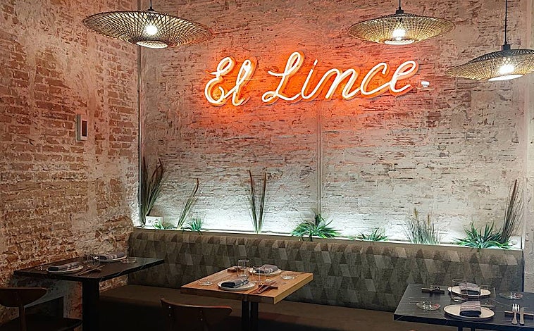 Imagen principal - El neón de El Lince es el que tenía la casa de comidas que le da nombre, fundada en los años 60 en el mismo sitio. Las croquetas de cecina son uno de sus platos más pedidos, para acompañar las cañas o el vino. Al lado, Javi Estévez.