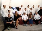 De izquierda a derecha, por arriba: Joaquín Peira (Atocha 107), Ramsés González (Cancook), Andoni Luis Aduriz en videollamada (Mugaritz), Josep Armenteros (Gaig), Roberto Ruiz (Barracuda MX), Miguel Carretero (Santerra), Javier Mayor (Triciclo), Mario Payán (Kappo), Lola Montes (Mateo&Co), Mario Sánchez (Comparte Bistró), Álvaro Castro (Arzábal), Carlos Urrutikoetxea (El Señor Martín). En el medio, de izquierda a derecha: Alejandro Serrano (Alejandro Serrano), Nino Redruello (Fismuler), Javi Estévez (La Tasquería), Javier Aranda (Gaytán), Iván Morales (Arzábal) Última fila, de izquierda a derecha: Carlos Maldonado (Raíces), Gemma Pérez, Directora Comercial de ABC, Edwin Rodríguez (Quimbaya), Patricia Mateo (Mateo&Co), Pepa Muñoz (El qüenco de Pepa) , Laura Fontanet (Directora Marketing, Comunicación, Comercial y Marca de Acción contra el hambre)