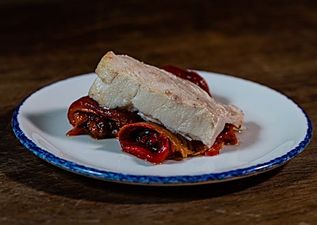 Imagen secundaria 1 - Sobre estas líneas, algunas de las especialidades de la casa: migas, escabeche de bonito y leche frita.