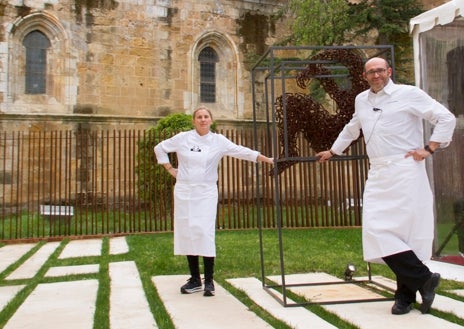 Imagen secundaria 1 - Sobre estas líneas, alguno de los chefs con estrella que participan en la iniciativa. Arriba, Joan Roca. Abajo, a la izquierda, Yolanda León y Juanjo Pérez, de Cocinandos. A la derecha, Lucía Freitas.