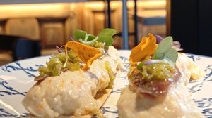‘Marinera Riverita’, ensaladilla, con anchoa 00 y piparra encurtida servida sobre un crujiente de pan