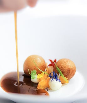 Imagen secundaria 2 - Sobre estas líneas, arriba, asadillo de pimientos y helado de 'bloody Mary'. Abajo, a la derecha, una de las creaciones con calabaza de Juan Monteagudo, con un curioso trabajo de la cucurbitácea como si fuera un pastrami. A la izquierda, un tartar de ciervo y champiñones