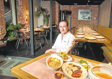 Imagen secundaria 1 - Sobre estas líneas, arriba, Ramón Blas de Lera, premiado como Mejor Profesional de Sala por los lectores de ABC. Abajo, a la izquierda, Carmen Carro, de Taberna Pedraza, restaurante premiado en la categoría de Cocina Tradicional por los lectores de ABC este 2022. A la derecha, Oaxaca, mejor restaurante de Cocina Extranjera por los votos de los lectores.