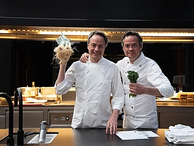 Sergio y Javier Torres en las cocinas de Hermanos Torres, uno de los dos nuevos tres estrellas Michelin de España