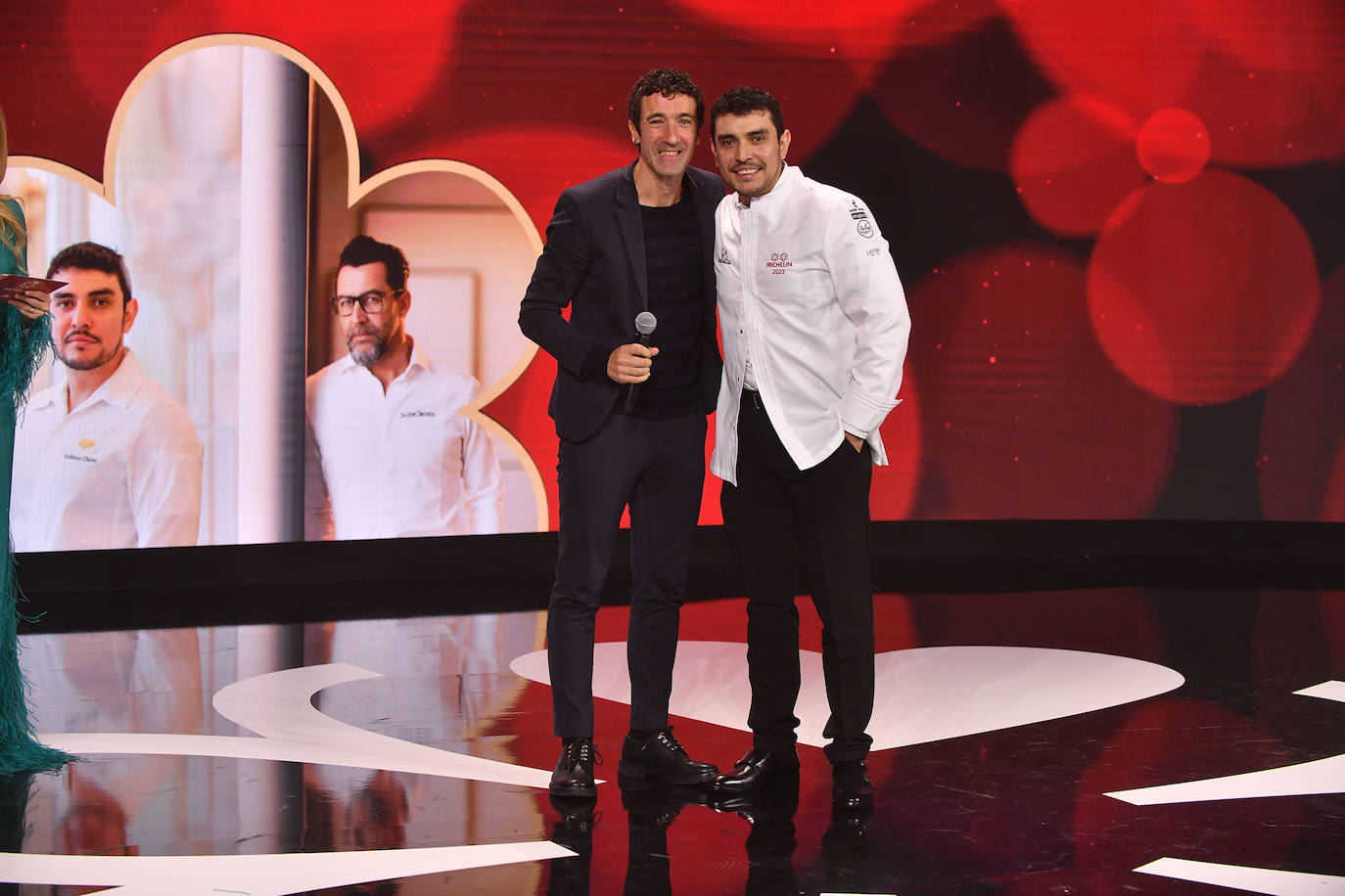 Guillermo Chávez recibe la primera estrella del Restaurante Deessa, junto a Quique Dacosta