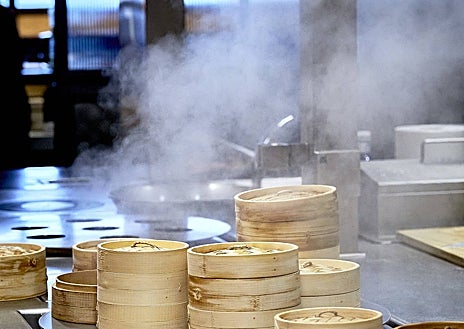 Imagen secundaria 1 - La sala de RavioXO, en un centro comercial de Madrid y donde ya es casi imposible conseguir mesa, e imágenes de su cocina y su interpretación de la pasta en el mundo.