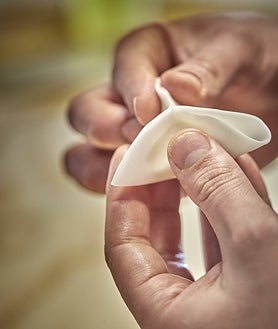 Imagen secundaria 2 - La sala de RavioXO, en un centro comercial de Madrid y donde ya es casi imposible conseguir mesa, e imágenes de su cocina y su interpretación de la pasta en el mundo.