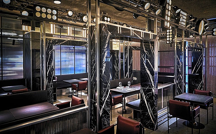 Imagen principal - La sala de RavioXO, en un centro comercial de Madrid y donde ya es casi imposible conseguir mesa, e imágenes de su cocina y su interpretación de la pasta en el mundo.