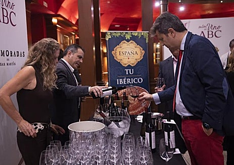 Imagen secundaria 1 - ISalón del Vino de ABC, en el Teatro Real de Madrid. En la tercera foto, el puesto de quesos de García Baquero.
