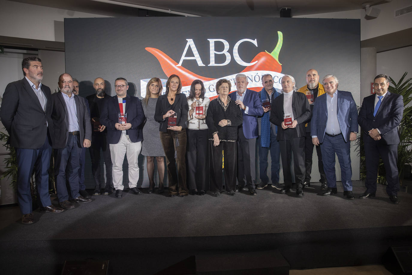 Foto de familia de los premiados en la XII edición de los Premios Salsa de Chiles, celebrados este lunes 28 de noviembre en la sede de ABC, junto al jurado de estos galardones gastronómicos y el director de este diario Julián Quirós.