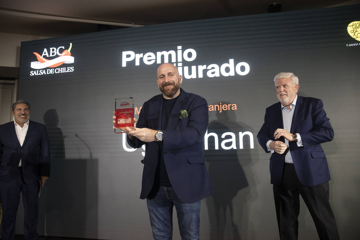 Hugo Muñoz, de Ugo Chan, recogio el premio del jurado a la mejor cocina extranjera. En la imagen, junto a Carlos Maribona (derecha),  creador de estos prestigiosos galardones en 2008 y el periodista Alberto Granados, presentador de la gala de entrega de los Premios Salsa de Chiles.