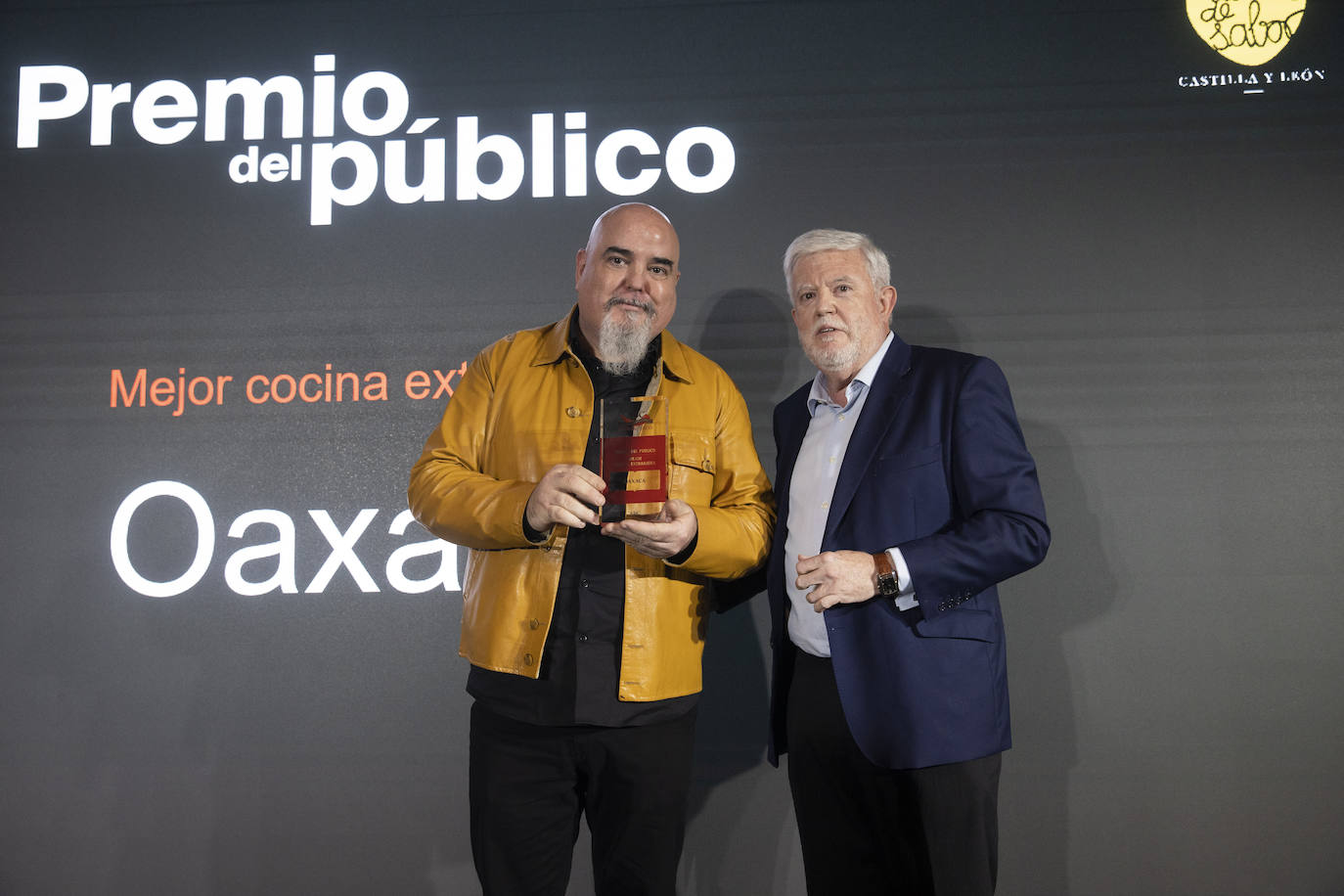 Joan Bagur, de Oaxaca, tras recibir el premio del público a la mejor cocina extranjera en los Premios Salsa de Chiles. En la imagen, junto al crítico de ABC Carlos Maribona.
