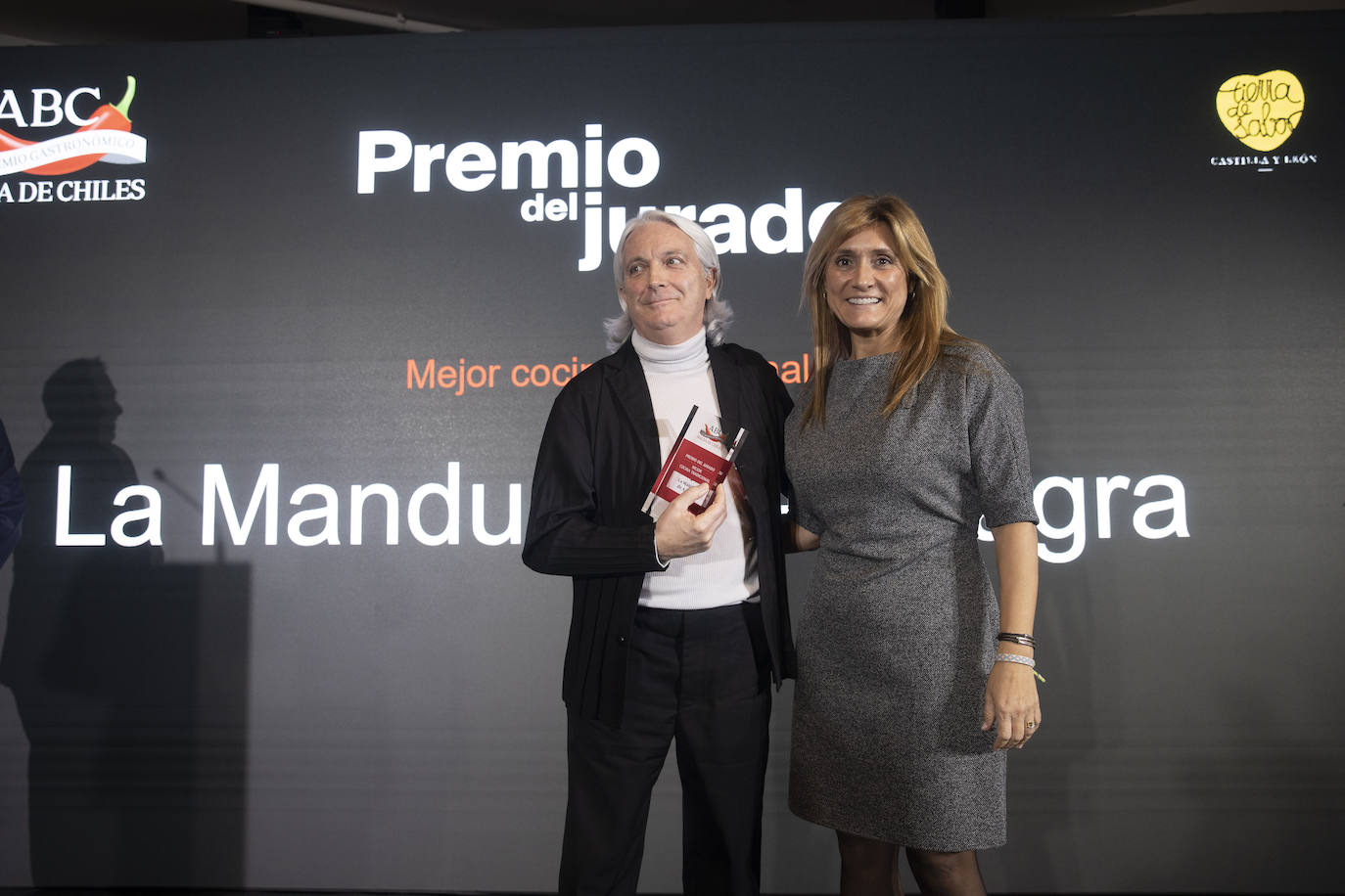 Juan Miguel Sola, de  La Manduca de Azagra, recibió el premio del jurado a la mejor cocina tradicional de manos de la directora general de ABC, Ana Delgado. 