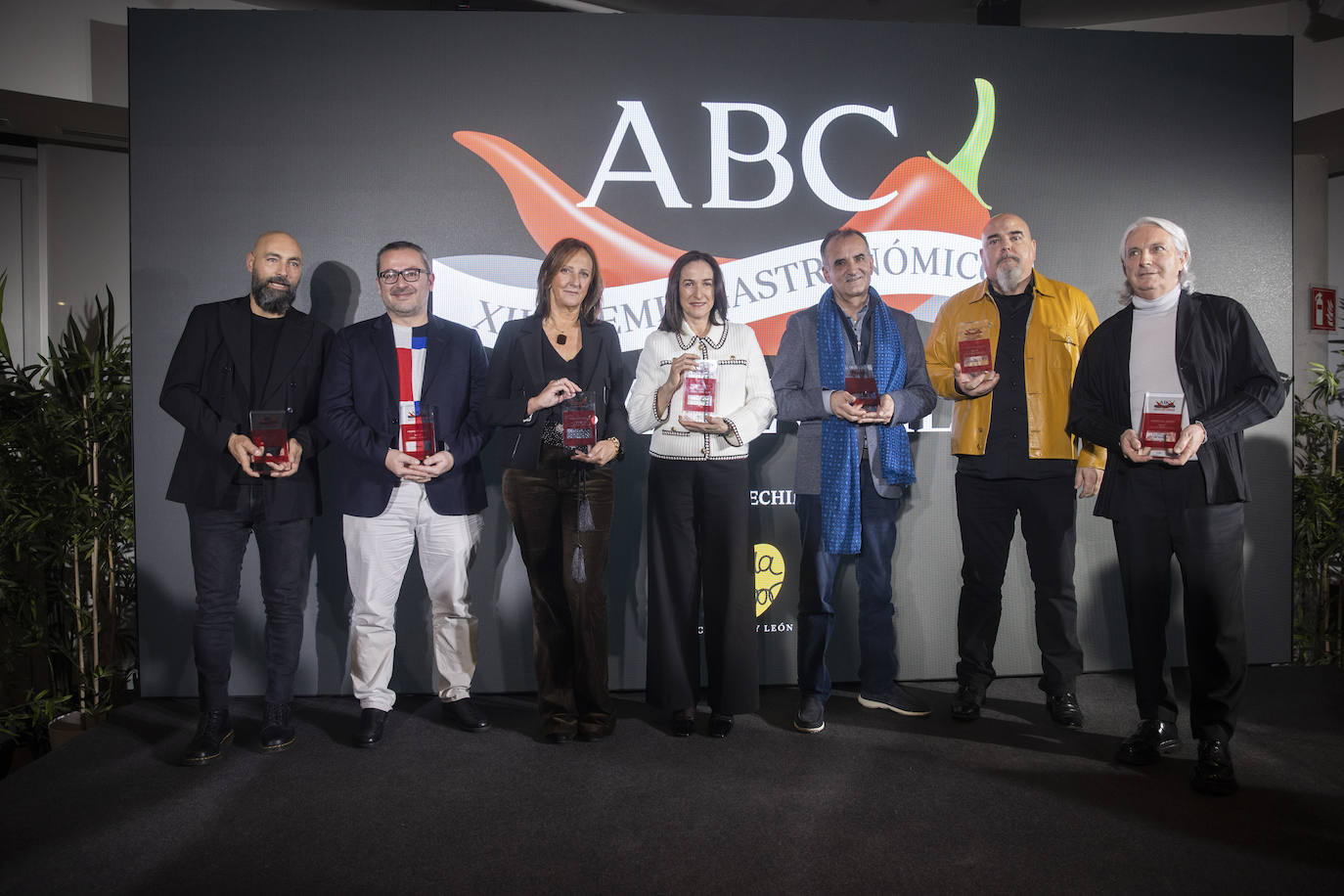 Los ganadores de la XII edición de los premios Salsa de Chiles en la sede de ABC. De izq. a dcha.: Benito Gómez, de Bardal; Pedro Sánchez, de Bagá; Paloma Fernández-Iriondo, clienta de Zuberoa, que recogió el galardón de Eusebio Arbelaitz; Carmen Carro, de Taberna Pedraza; Ramón Blas, de Lera; Joan Bagur, de Oaxaca; y Juan Miguel Sola, de La Manduca de Azagra. También recogió su galardón Hugo Muñoz, de Ugo Chan, ausente en el momento de la foto final.