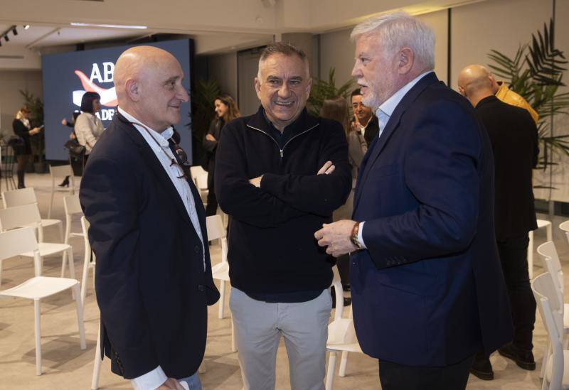 El chef Toño Pérez y José Polo, responsables de Atrio, con Carlos Maribona en la gala de entrega de los Premios Salsa de Chiles.